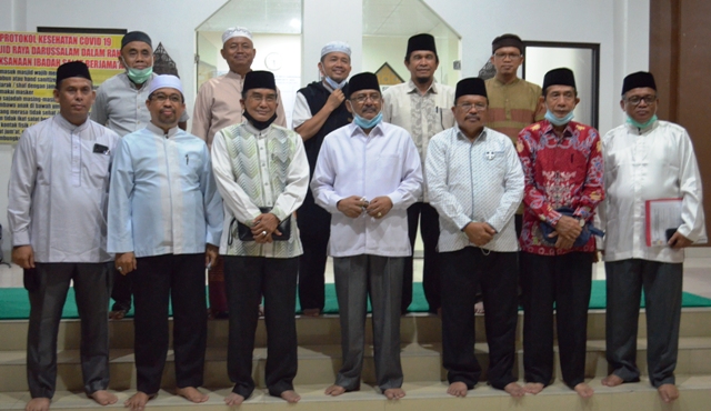 Kakanwil Kemenag Kalteng bersama pengurus LPTQ Kalteng usai acara silaturahmi di aula Lt1 Masjid Raya Darussalam Palangka Raya