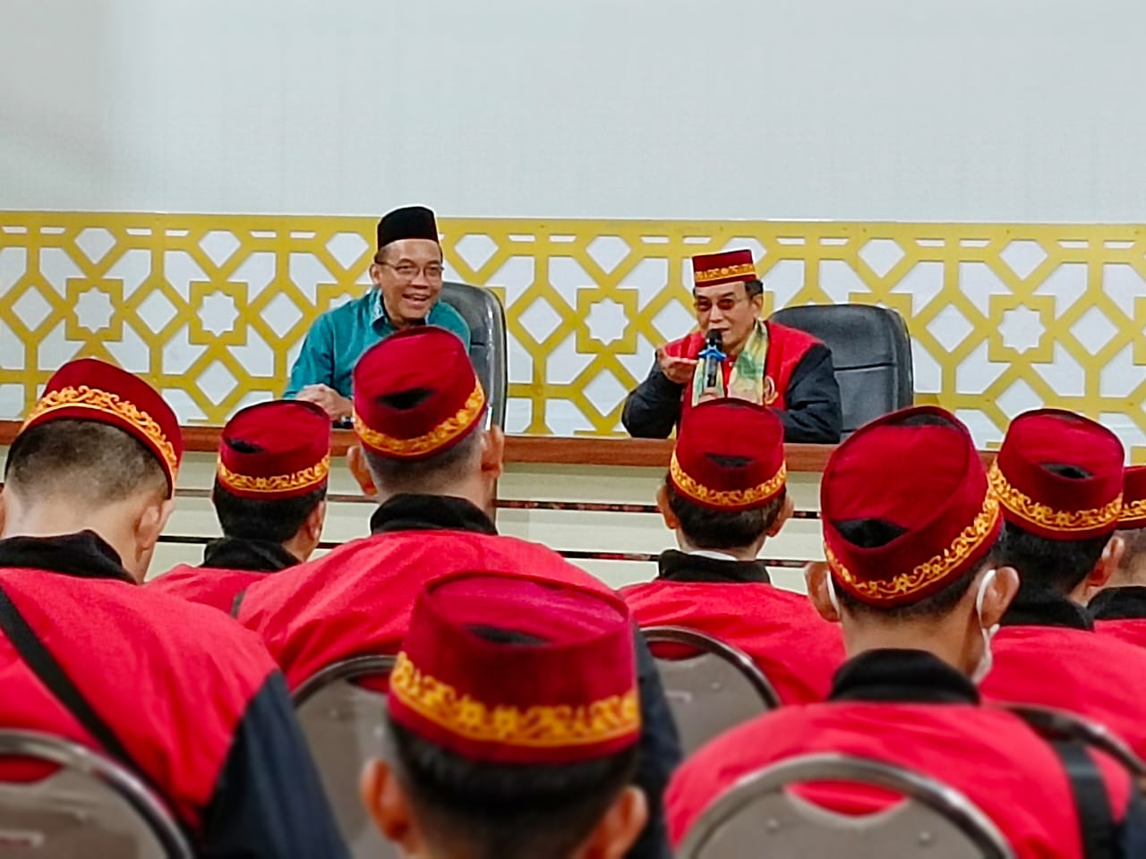 Ketua Kafilah Kalteng Dr. KH. Khairil Anwar, M.Ag bersama Kepala Dinas Pemberdayaan Perempuan dan Perlindungan Anak Provinsi Kalsel pada penyambutan Kafilah Kalteng di gedung Asrama Haji Banjarmasin